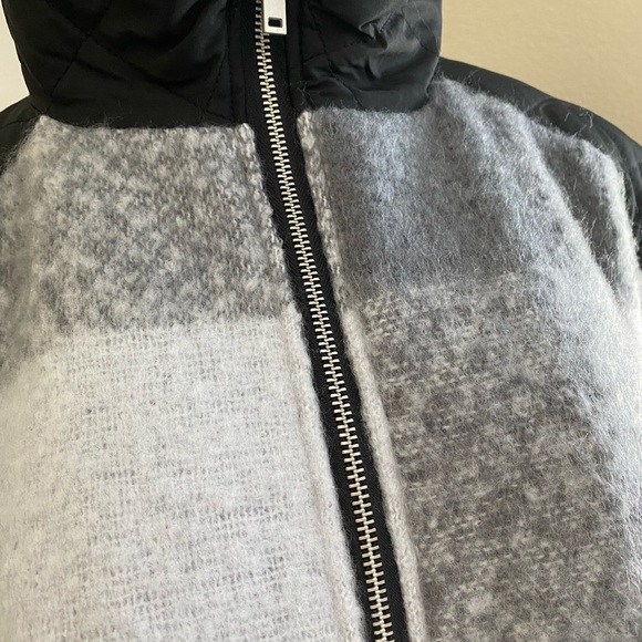 Hooded Poncho - Picture 4 of 5